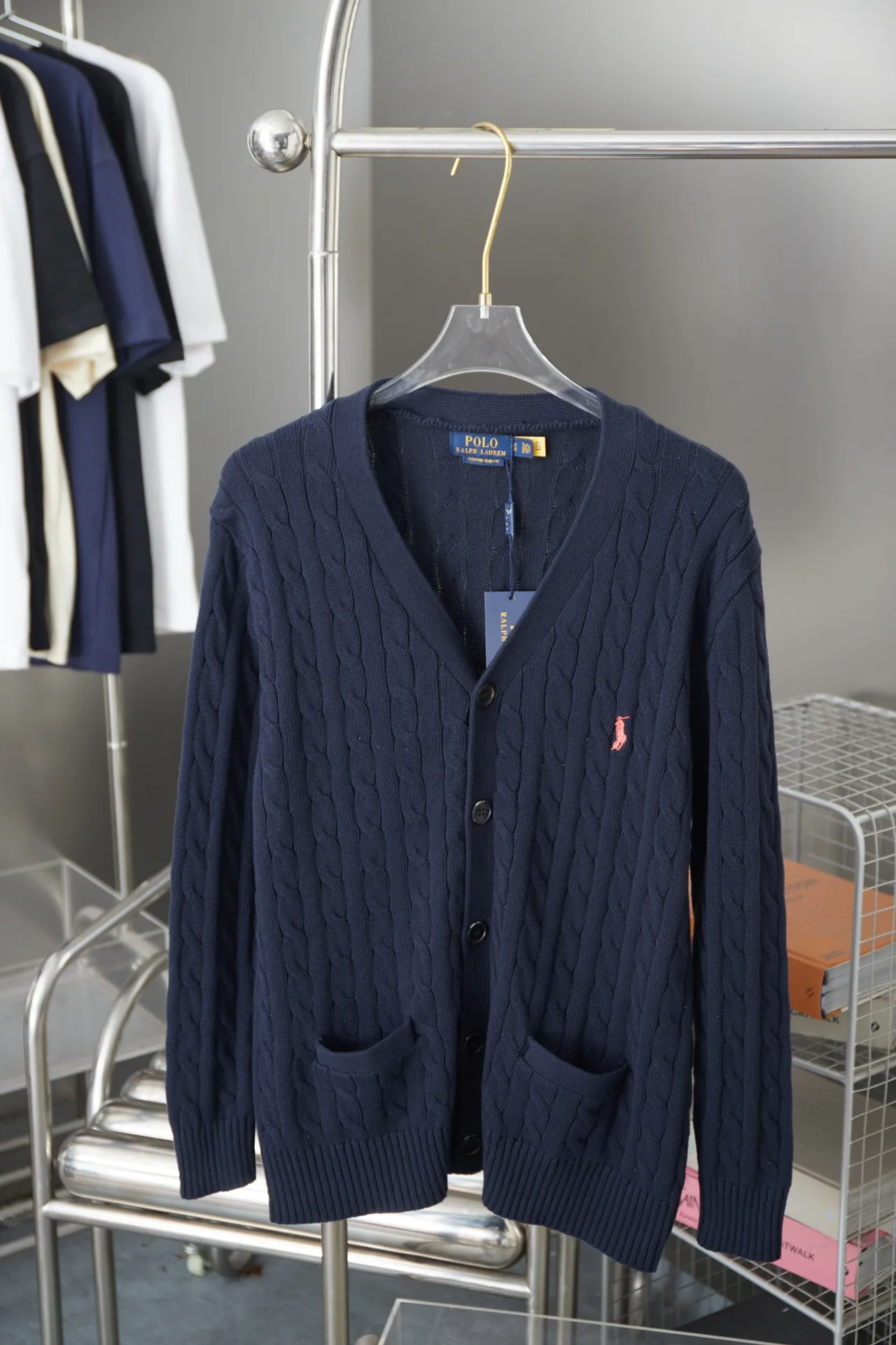 P250 POLO Paul Ralph Lauren 25FW new autumn and winter style classic war horse embroidered twist sweater, light luxury, a must-have item for daily commuting for men and women. Correct version. Welcome to compare. Detailed features · Made of 35% wool content yarn, 35% cashmere 30% synthetic fiber · Used German imported machine twist knitted cardigan · Open mold customization brand logo resin buttons · Imported Tajima machine embroidered classic war horse · Thread design on collar, cuffs and hem, windproof and comfortable · Original main mark, washed tag, moisture-proof paper packaging Color: black/khaki/grey Size: S M L XL